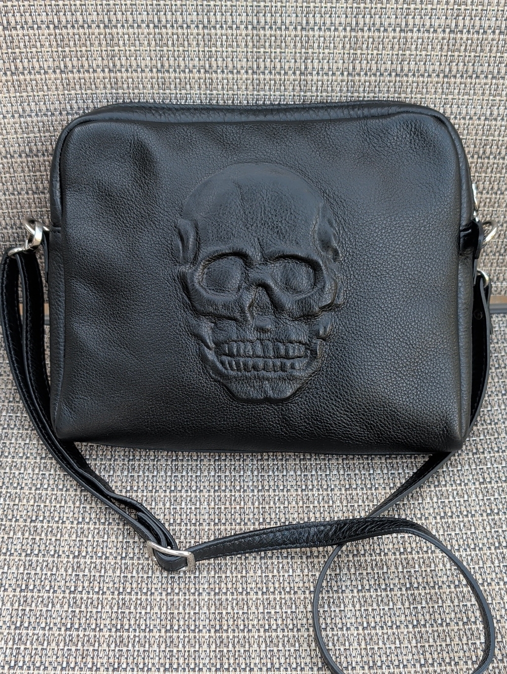 IOpelle Italia Black Leather Single Skull Embossed Crossbody Bag EUC
